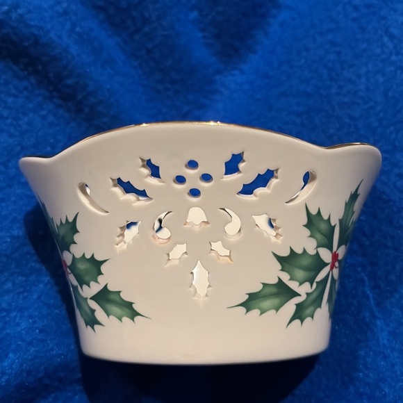 NWT Lenox Small Pierced Bowl with Holly Leaves & Berries Holiday Dimension - Picture 2 of 12